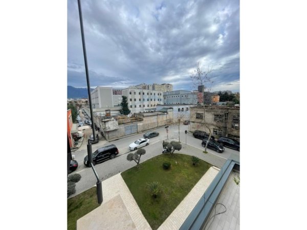Tirane, jepet me qera Kati 2, 214 m²