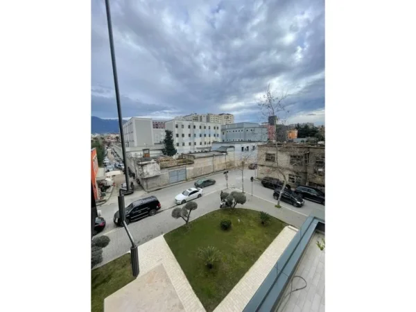 Tirane, jepet me qera Kati 2, 214 m²
