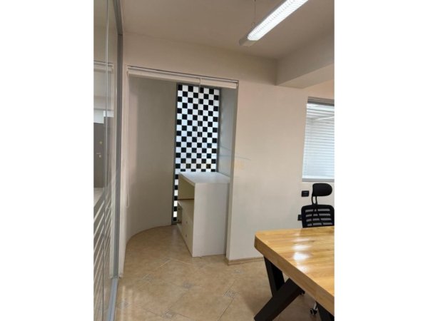 Tirane, jepet me qera zyre Kati 2, 156 m² 2.850 € 
