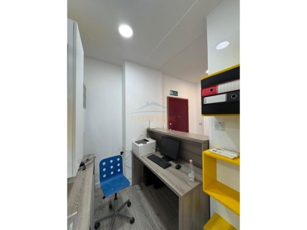 Tirane, jepet me qera Kati 0, 247 m² 5.000 € 