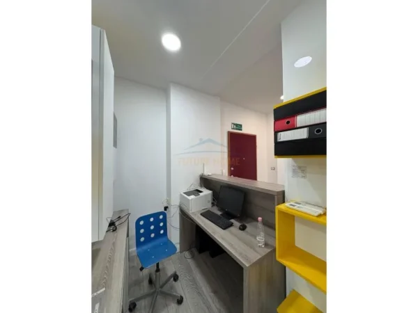 Tirane, jepet me qera Kati 0, 247 m² 5.000 € 