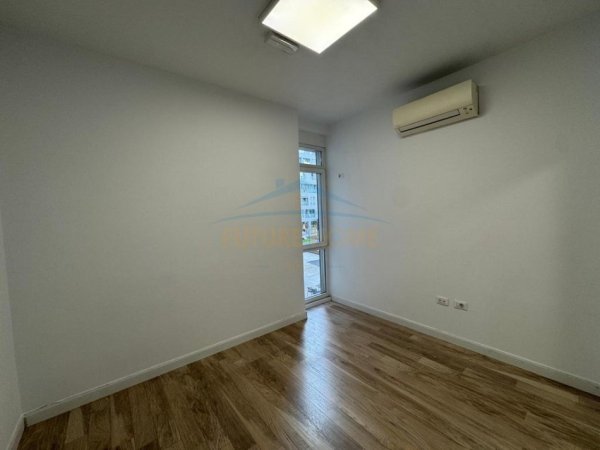 Tirane, jepet me qera Kati 0, 247 m² 5.000 € 