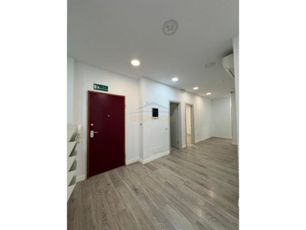 Tirane, jepet me qera Kati 0, 247 m² 5.000 € 