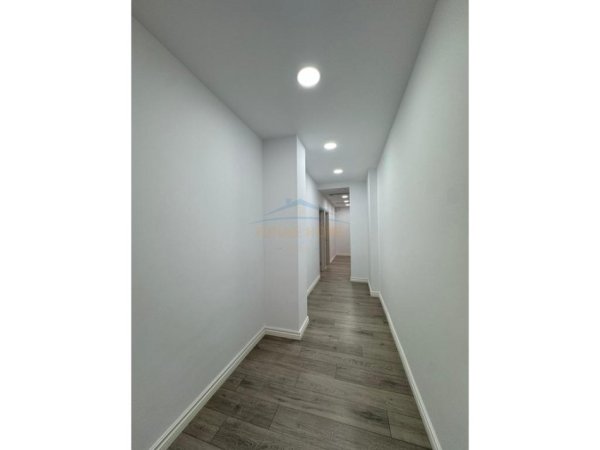Tirane, jepet me qera Kati 0, 247 m² 5.000 € 