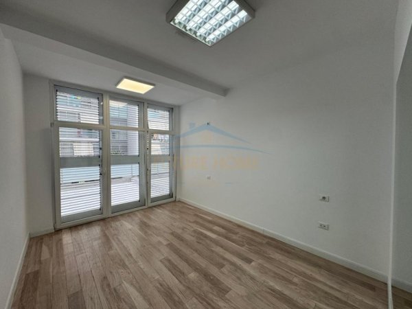 Tirane, jepet me qera Kati 0, 247 m² 5.000 € 