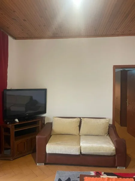 Tirane, jap me qera apartament 1+1 Kati 3, 60 m² 250 € (Rruga “Budi” Siper Qytetit te Studentit prane Bar Class)