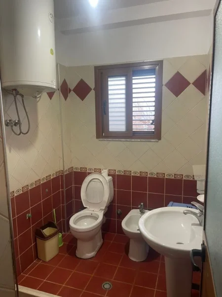 Tirane, jap me qera apartament 1+1 Kati 3, 60 m² 250 € (Rruga “Budi” Siper Qytetit te Studentit prane Bar Class)