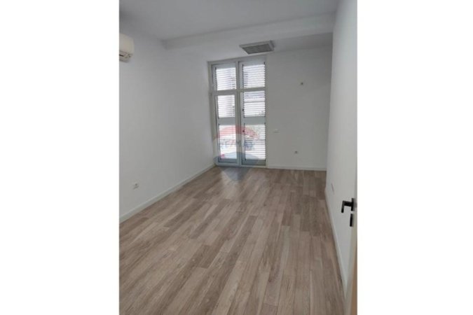 Tirane, jepet me qera ambjent biznesi Kati 2, 270 m² 5.000 € (Kika2)