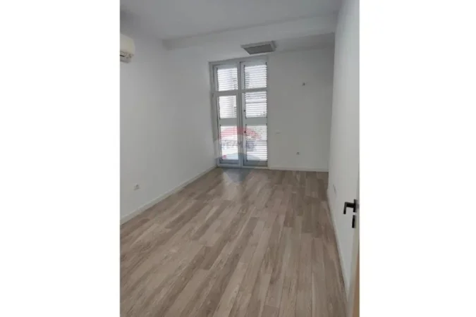 Tirane, jepet me qera ambjent biznesi Kati 2, 270 m² 5.000 € (Kika2)