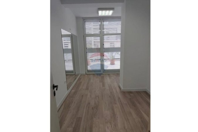 Tirane, jepet me qera ambjent biznesi Kati 2, 270 m² 5.000 € (Kika2)