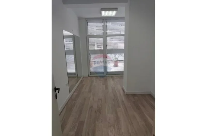 Tirane, jepet me qera ambjent biznesi Kati 2, 270 m² 5.000 € (Kika2)