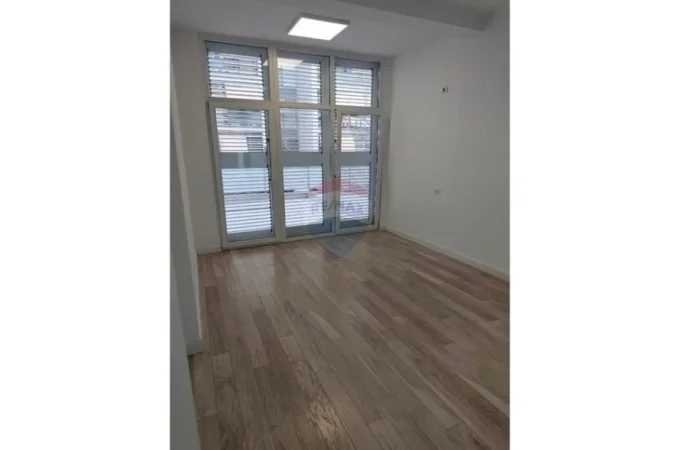 Tirane, jepet me qera ambjent biznesi Kati 2, 270 m² 5.000 € (Kika2)