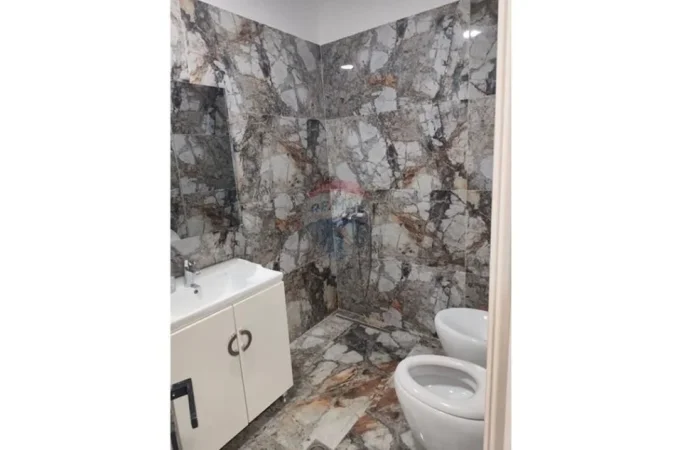 Tirane, jepet me qera ambjent biznesi Kati 2, 270 m² 5.000 € (Kika2)