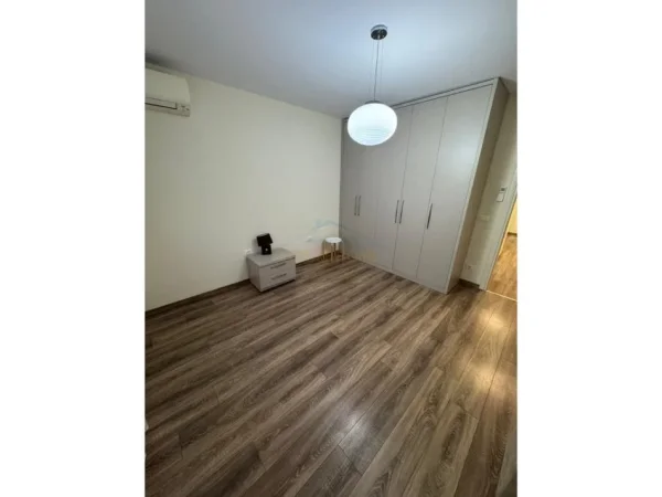 Tirane, jepet me qera apartament 2+1+2+Ballkon Kati 2, 130 m² 1.500 € (Long Hill Residence)