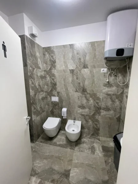 Tirane, jepet me qera ambjent biznesi Kati 2, 214 m² (Rruga Panorama)