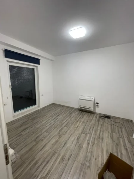 Tirane, jepet me qera ambjent biznesi Kati 2, 214 m² (Rruga Panorama)