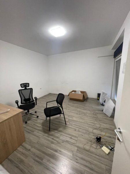 Tirane, jepet me qera ambjent biznesi Kati 2, 214 m² (Rruga Panorama)