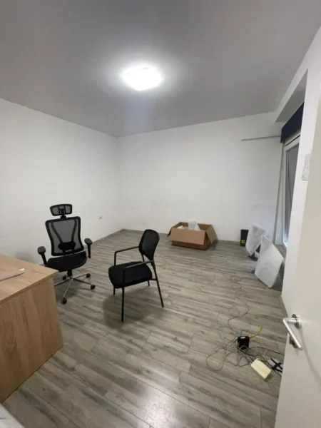 Tirane, jepet me qera ambjent biznesi Kati 2, 214 m² (Rruga Panorama)