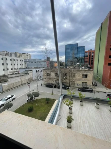 Tirane, jepet me qera ambjent biznesi Kati 2, 214 m² (Rruga Panorama)