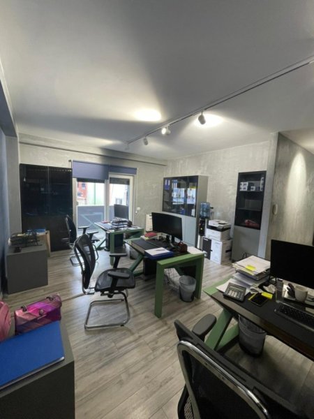 Tirane, jepet me qera ambjent biznesi Kati 2, 214 m² (Rruga Panorama)