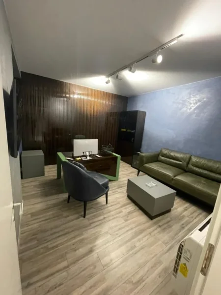 Tirane, jepet me qera ambjent biznesi Kati 2, 214 m² (Rruga Panorama)