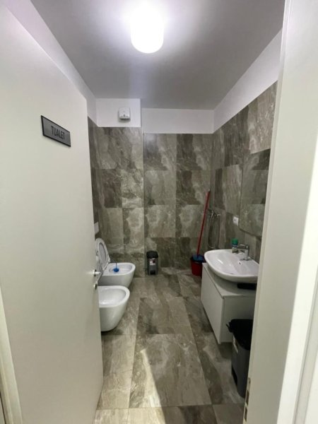 Tirane, jepet me qera ambjent biznesi Kati 2, 214 m² (Rruga Panorama)