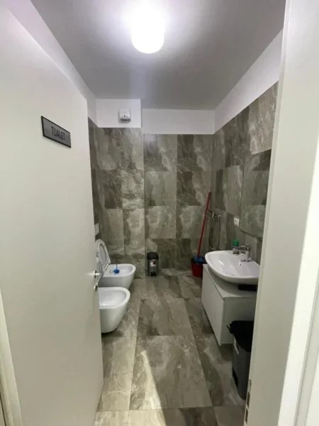 Tirane, jepet me qera ambjent biznesi Kati 2, 214 m² (Rruga Panorama)