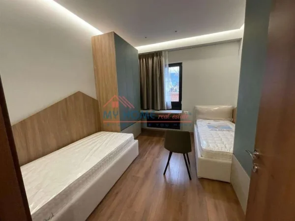 Tirane, jepet me qera apartament 2+1+Ballkon Kati 9, 111 m² 880 € (Rruga e Dibres)