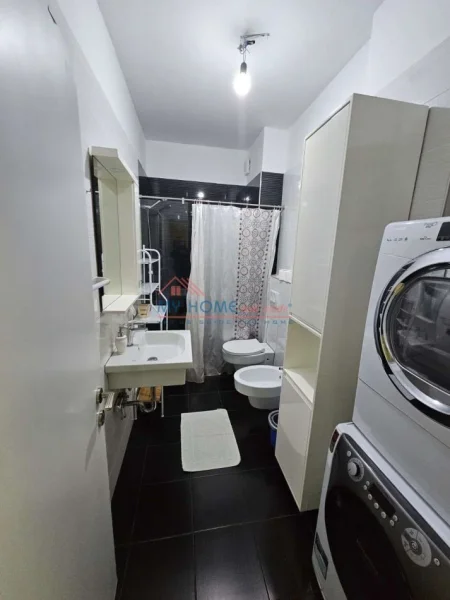 Tirane, jepet me qera apartament 1+1+Ballkon Kati 2, 55 m² 900 € (Rruga e Kavajes)