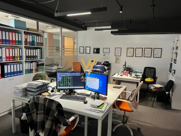 Tirane, jepet me qera zyre Kati 2, 72 m² 1.100 € (PAZARI I RI)