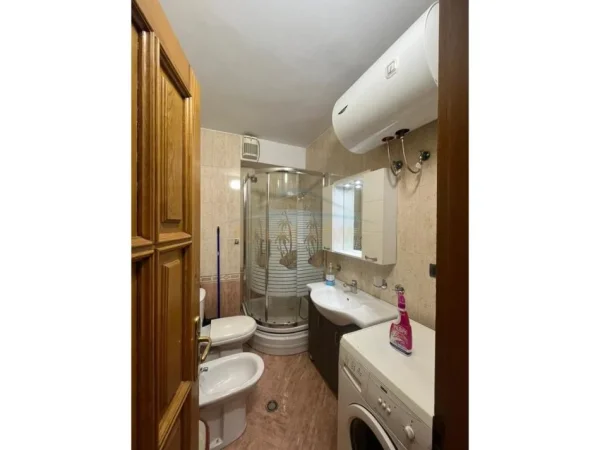 Tirane, jepet me qera apartament 1+1+Ballkon Kati 6, 68 m² 650 € (Rruga e Durresit)