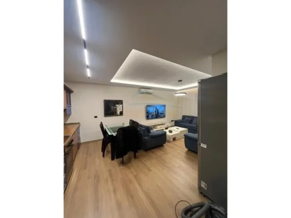 Tirane, jepet me qera apartament 1+1+Ballkon Kati 6, 68 m² 650 € (Rruga e Durresit)
