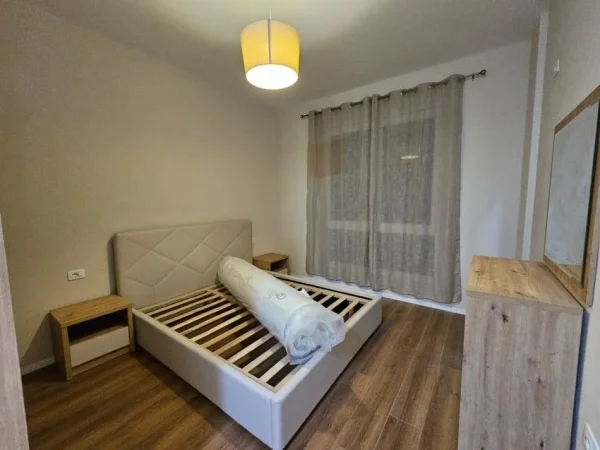 Tirane, jepet me qera apartament 2+1 Kati 5, 110 m² 700 € (5 MAJI)