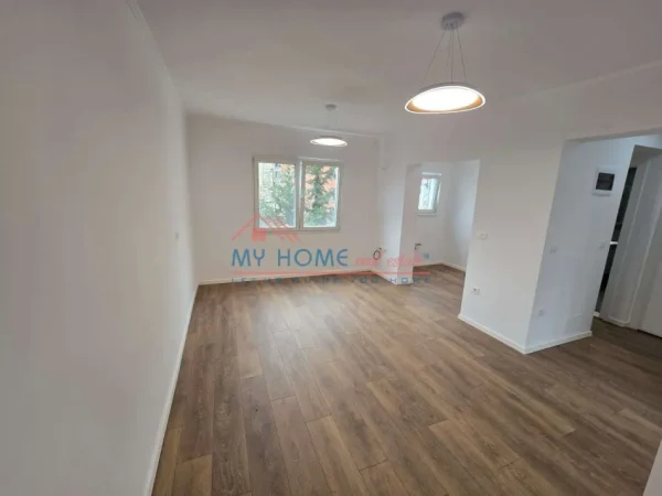 Tirane, shitet apartament 1+1+Ballkon Kati 4, 52 m² 108.000 € (Ali Demi)