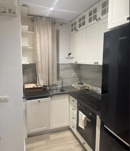 Tirane, jepet me qera apartament 1+1 Kati 3, 65 m² 500 € (ALI DEMI)