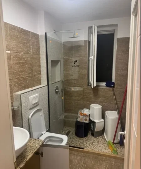Tirane, jepet me qera apartament 1+1 Kati 3, 65 m² 500 € (ALI DEMI)