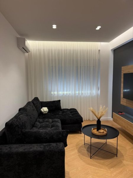 Tirane, jepet me qera apartament 1+1+Ballkon Kati 1, 65 m² 900€ (Liqeni i Thate)