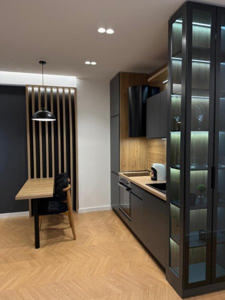 Tirane, jepet me qera apartament 1+1+Ballkon Kati 1, 65 m² 900€ (Liqeni i Thate)