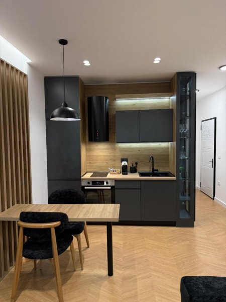 Tirane, jepet me qera apartament 1+1+Ballkon Kati 1, 65 m² 900€ (Liqeni i Thate)