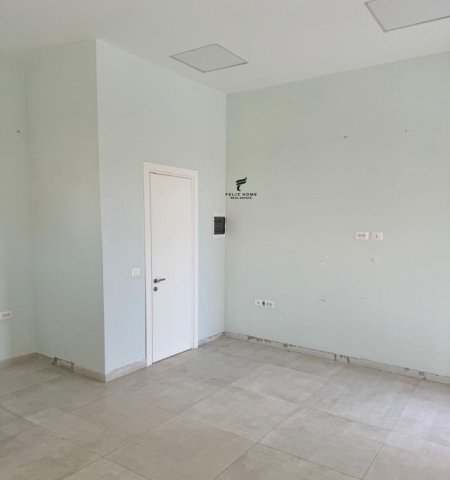 Tirane, jepet me qera dyqan , 40 m² 500 € (KOMUNA E PARISIT)
