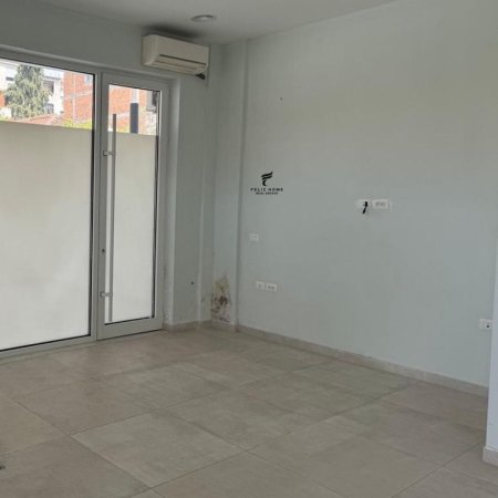 Tirane, jepet me qera dyqan , 40 m² 500 € (KOMUNA E PARISIT)