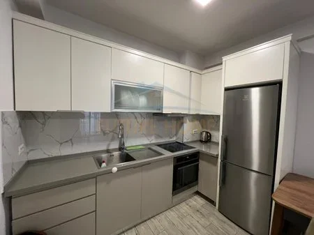 Tirane, jepet me qera apartament 1+1+Ballkon Kati 5, 70 m² 519 € (5 Maji)
