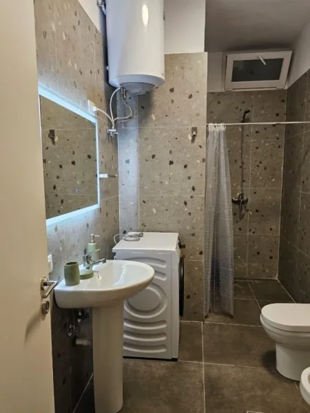 Tirane, jepet me qera apartament 2+1+Ballkon Kati 6, 95 m² 650 € (Tek 5 Maj, Tiranë)