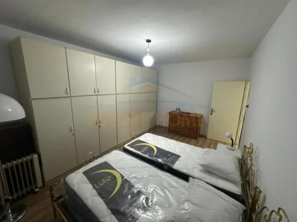 Tirane, jepet me qera apartament 2+1+Ballkon Kati 5, 75 m² 500 € (UET)