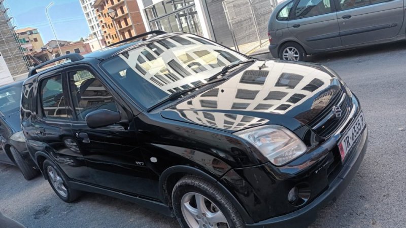 Tirane, shes makine Benzin+Gaz, e zeze manuale Kondicioner 120.000 km 2.700 €