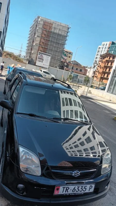 Tirane, shes makine Benzin+Gaz, e zeze manuale Kondicioner 120.000 km 2.700 €