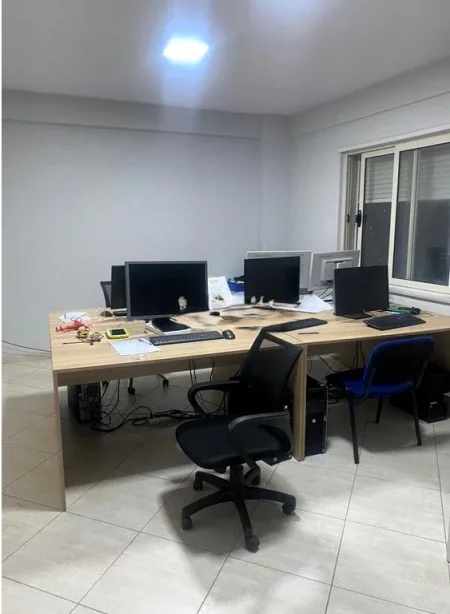 Tirane, jepet me qera zyre Kati 7, 100 m² 600 € (JORDAN MISJA)