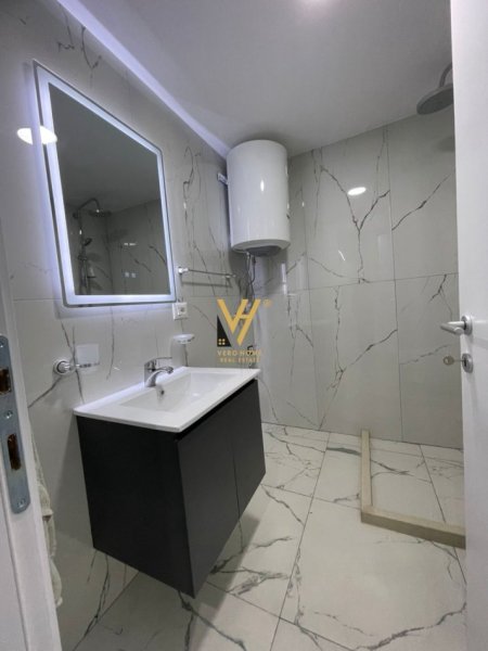 Tirane, jepet me qera zyre Kati 1, 60 m² 500 € (GOLDEN PARK 3)
