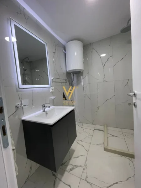 Tirane, jepet me qera zyre Kati 1, 60 m² 500 € (GOLDEN PARK 3)