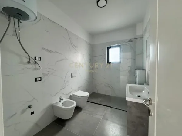 Tirane, jepet me qera apartament 2+1+Ballkon Kati 1, 100 m² 550 € (Sauk i Ri)